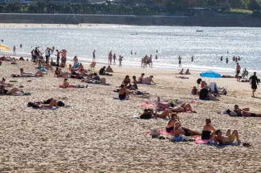 Donostia-San Sebastian, İspanya - 15 Eylül 2022: Yazın La Concha Sahili 'nde insanlar