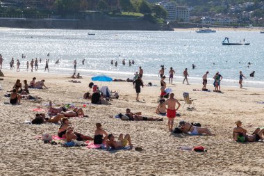 Donostia-San Sebastian, İspanya - 15 Eylül 2022: Yazın La Concha Sahili 'nde insanlar