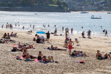 Donostia-San Sebastian, İspanya - 15 Eylül 2022: Yazın La Concha Sahili 'nde insanlar