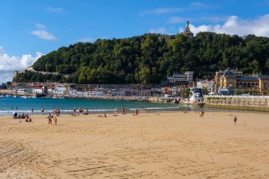 Donostia-San Sebastian, İspanya - 15 Eylül 2022: Yazın La Concha Sahili 'nde insanlar