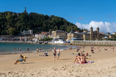 Donostia-San Sebastian, İspanya - 15 Eylül 2022: Yazın La Concha Sahili 'nde insanlar