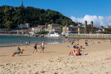 Donostia-San Sebastian, İspanya - 15 Eylül 2022: Yazın La Concha Sahili 'nde insanlar