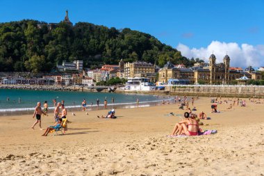 Donostia-San Sebastian, İspanya - 15 Eylül 2022: Yazın La Concha Sahili 'nde insanlar