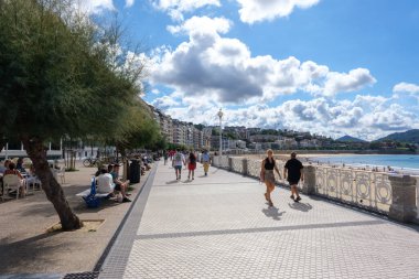 Donostia-San Sebastian, İspanya - 15 Eylül 2022: San Sebastian gezinti güvertesi, Donostiako Itsas Pasealekua