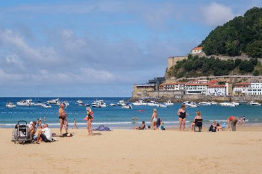 Donostia-San Sebastian, İspanya - 15 Eylül 2022: Yazın La Concha Sahili 'nde insanlar