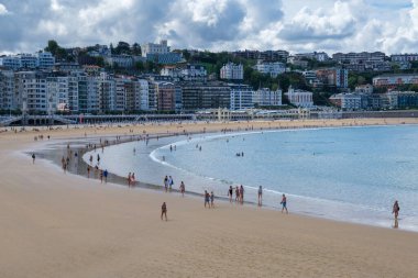 Donostia-San Sebastian, İspanya - 15 Eylül 2022: Yazın La Concha Sahili 'nde insanlar