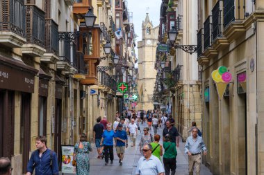 Donostia-San Sebastian, İspanya - 15 Eylül 2022: San Sebastian Old City 'de bir sokak