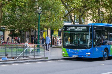 Donostia-San Sebastian, İspanya - 15 Eylül 2022: Otobüs durağındaki otobüs şirketi toplu taşıma otobüsü