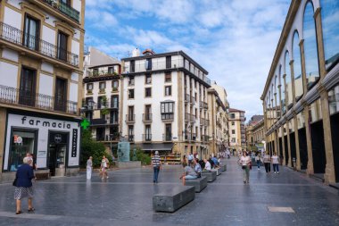 Donostia-San Sebastian, İspanya - 15 Eylül 2022: San Sebastian Old City 'de bir sokak