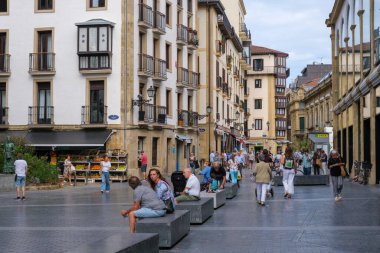 Donostia-San Sebastian, İspanya - 15 Eylül 2022: San Sebastian Old City 'de bir sokak