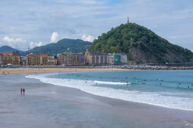 Donostia-San Sebastian, İspanya - 15 Eylül 2022 Urgull Mount ve eski San Sebastian şehri