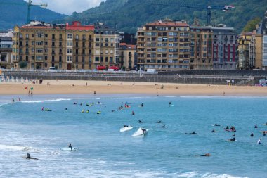 Donostia-San Sebastian, İspanya - 15 Eylül 2022 Urgull Mount ve eski San Sebastian şehri