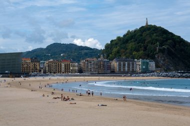 Donostia-San Sebastian, İspanya - 15 Eylül 2022 Urgull Mount ve eski San Sebastian şehri