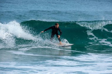 donostia-San Sebastian, İspanya - 15 Eylül 2022: Zurriola plajında sörfçü