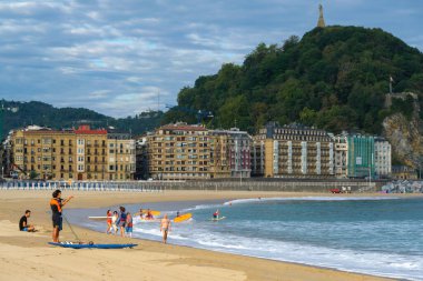 Donostia-San Sebastian, İspanya - 15 Eylül 2022 Urgull Mount ve eski San Sebastian şehri