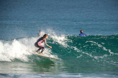 donostia-San Sebastian, İspanya - 15 Eylül 2022: Zurriola plajında sörfçü