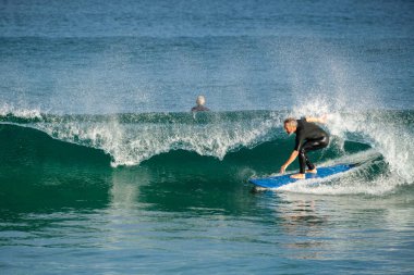 donostia-San Sebastian, İspanya - 15 Eylül 2022: Zurriola plajında sörfçü