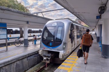 Donostia-San Sebastian, İspanya - 17 Eylül 2022: E1 Hat Euskotren Trena Treni Donostia-San Sebastian İstasyonu