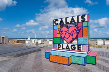 Calais, FR - 19 Eylül 2022: Calais Plage rıhtımı tabelası