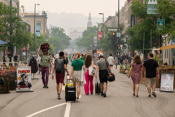 Монреаль Калифорния Июня 2023 Года Люди Гуляющие Проспекту Мон Рояль — стоковое фото