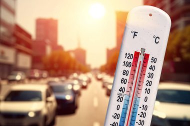 Arabaların önündeki termometre ve sıcak hava dalgası sırasında trafik