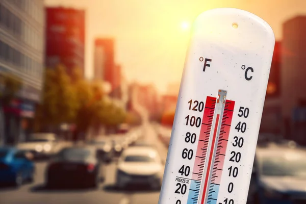 Thermometer Vor Autos Und Verkehr Während Hitzewelle lizenzfreie Stockfotos
