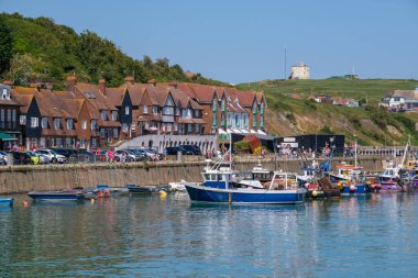 Folkestone, İngiltere - 9 Temmuz 2023: Folkestone limanında balıkçı tekneleri