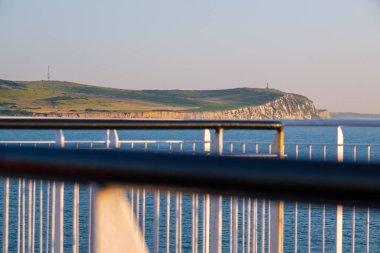 Calais yakınlarındaki bir feribottan Kaptan Blanc-Nez uçurumları.