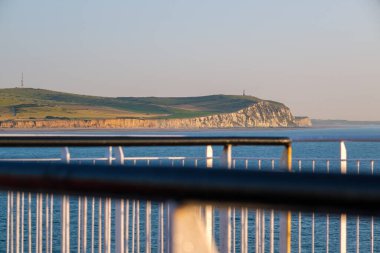 Calais yakınlarındaki bir feribottan Kaptan Blanc-Nez uçurumları.