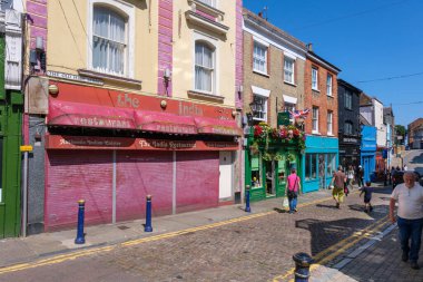 Folkestone, İngiltere - 9 Temmuz 2023: Folkestone Creative Quarter, Folkestone Old High Street
