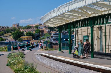 Folkestone, İngiltere - 9 Temmuz 2023: Folkestone Liman Tren İstasyonu
