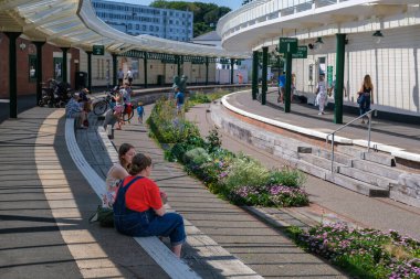 Folkestone, İngiltere - 9 Temmuz 2023: Folkestone Liman Tren İstasyonu