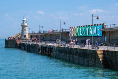 Folkestone, İngiltere - 9 Temmuz 2023: Açık hava yemek terası, Folkestone Liman Arm, Kent