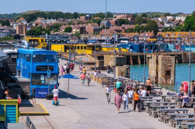 Folkestone, İngiltere - 9 Temmuz 2023: Açık hava yemek terası, Folkestone Liman Arm, Kent
