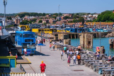 Folkestone, İngiltere - 9 Temmuz 2023: Açık hava yemek terası, Folkestone Liman Arm, Kent