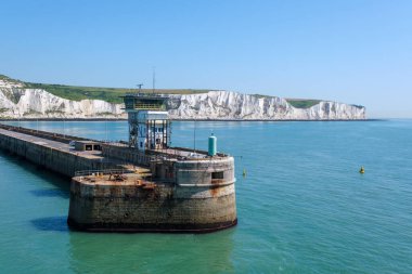 Dover, İngiltere - 9 Temmuz 2023: Dover limanı ve beyaz kayalıklar