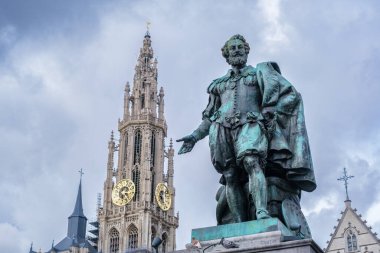 Antwerp 'teki Meryem Ana Katedrali önünde Paul Rubens heykeli