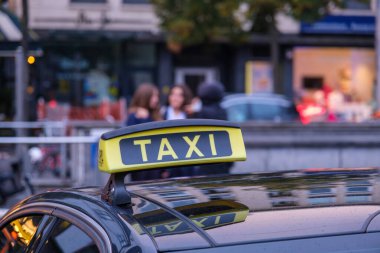 Antwerp, Belçika - 9 Eylül 2022: Antwerp 'te taksi tabelasına yakın çekim