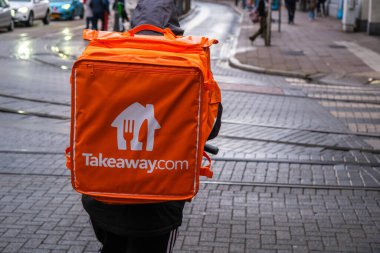 Antwerp, Belçika - 9 Eylül 2022: Yiyecek getiren bisikletli kurye