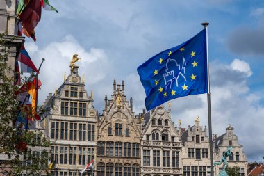 Anvers, Belçika - 9 Eylül 2022: Groenplaats 'ta geleneksel tuğla evleri olan Antwerp şehri