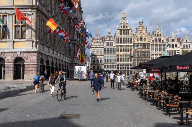 Anvers, Belçika - 9 Eylül 2022: Grote Markt 'taki Antwerp belediye binası
