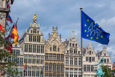 Anvers, Belçika - 9 Eylül 2022: Groenplaats 'ta geleneksel tuğla evleri olan Antwerp şehri