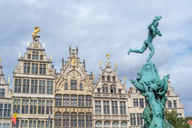 Anvers, Belçika - 9 Eylül 2022: Groenplaats 'ta geleneksel tuğla evleri olan Antwerp şehri