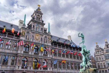 Anvers, Belçika - 9 Eylül 2022: Grote Markt 'taki Antwerp belediye binası