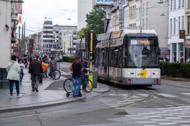 Anvers, Belçika - 9 Eylül 2022: Antwerp 'te bir tramvay görüntüsü