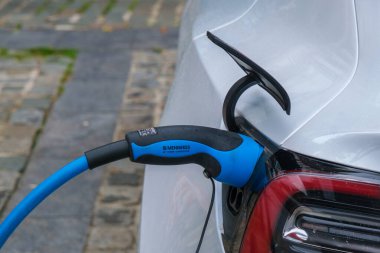 Anvers, Belçika - 9 Eylül 2022: Elektrikli araba istasyona takıldı ve şarj edildi