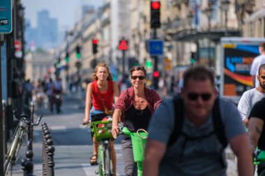 Paris, FR - 31 Ağustos 2022: Rue de Rivoli 'de bisiklete binen insanlar