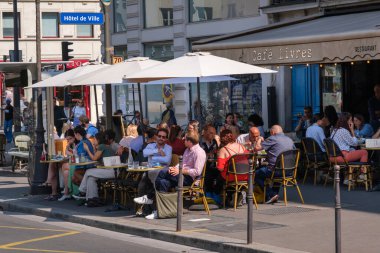 Paris, FR - 31 Ağustos 2022: İnsanlar Cafe Livres Restoran terasında yemek yiyor