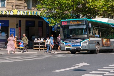 Paris, FR - 31 Ağustos 2022: Paris 'te Saint-Michel Bulvarı' ndaki RATP otobüsü