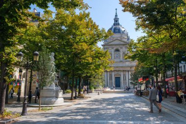 Paris, FR - 31 Ağustos 2022: Sorbonne Üniversitesi Binası Cephesi